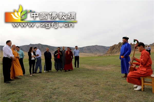18-1唱上一曲当地的歌曲表达友好祝愿_副本.jpg