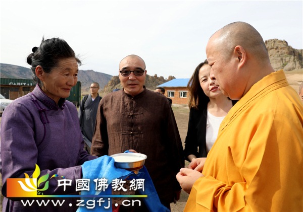 18牧民斟上一杯浓郁的牛奶欢迎印顺大和尚_副本.jpg