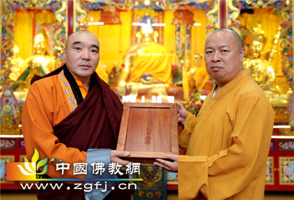 14-2印顺大和尚赠送自己亲笔书写的六祖坛经_副本.jpg