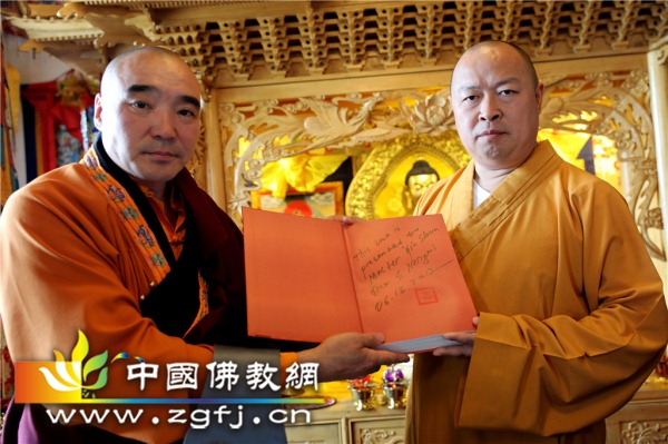 16Sainbuyan Nergui方丈向印顺大和尚赠送佛教经书_副本.jpg