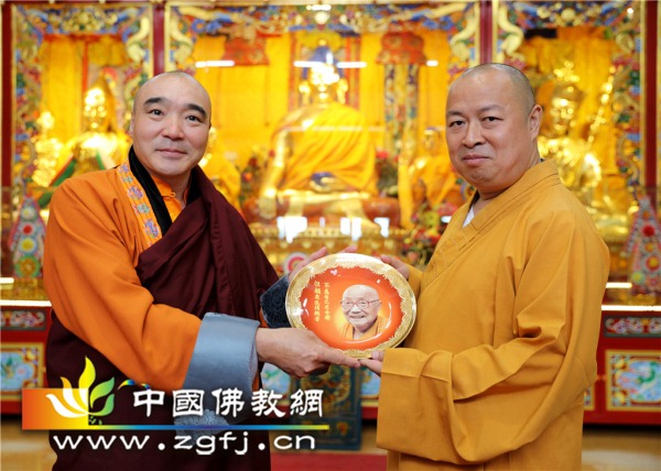 14印顺大和尚赠送本焕长老纪念品_副本.jpg