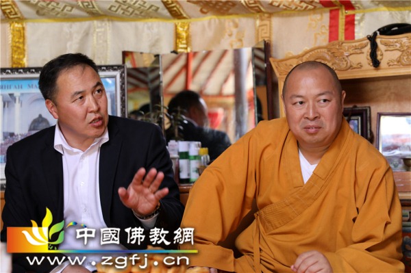 19Radna Bazar市长向印顺大和尚介绍牧民家庭情况_副本.jpg