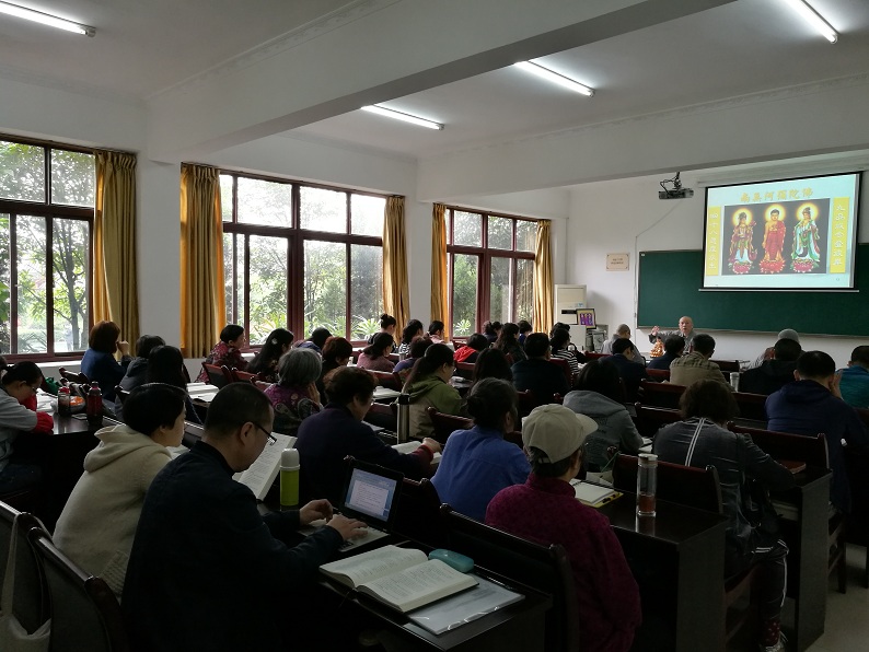 居士班学生代表向佛学院领导及法师表示感恩.jpg