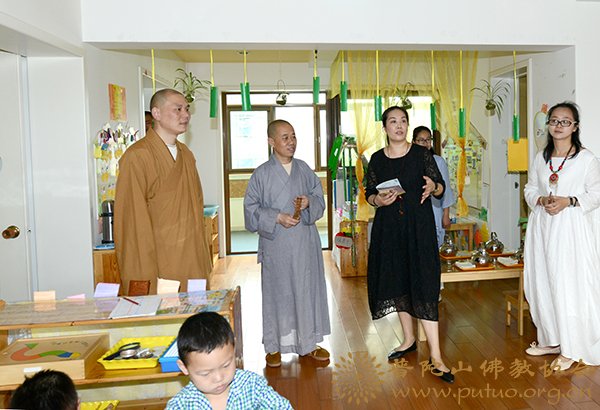 副会长定明法师代表普陀山佛教协会到普济幼儿园慰问2.jpg