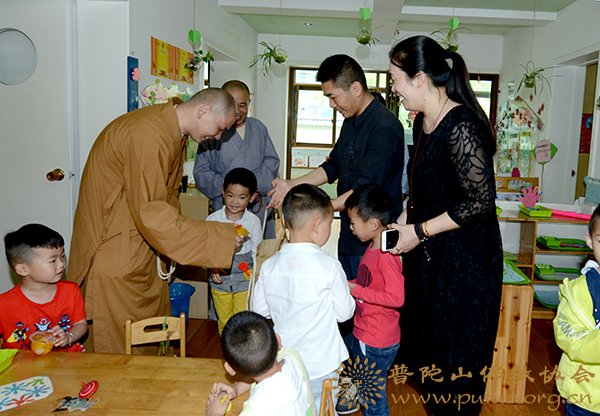 副会长定明法师代表普陀山佛教协会到普济幼儿园慰问3.jpg
