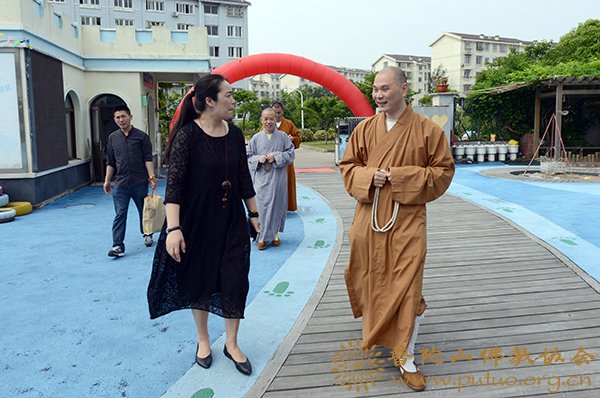 副会长定明法师代表普陀山佛教协会到普济幼儿园慰问1.jpg