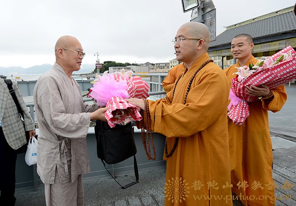副会长信光法师热情迎接山中原浩长老一行.jpg