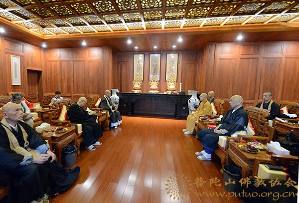 副会长信光法师与山中原浩长老一行亲切交流.jpg