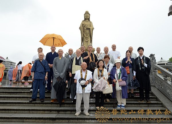 山中原浩长老一行参访南海观音并合影留念.jpg