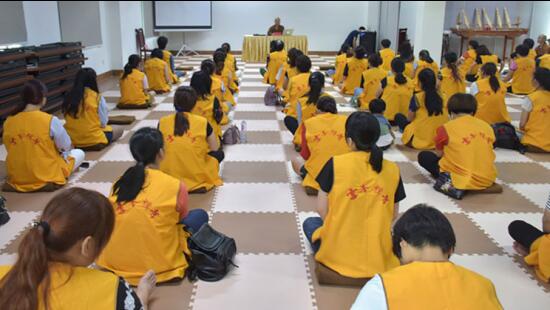 来自南安市境内的社区服刑人员聆听法度法师开示.jpg
