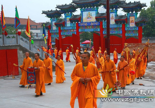 　　为祈祷世界和平、风调雨顺、国泰民安，以及超度荐拔先袓宗亲、历劫冤亲债主、男女孤魂等众，邯郸大乘玉佛寺于2017年6月22日隆重启建十方法界圣凡冥阳水陆空普度大斋胜会。为庄严法事礼请玉佛寺住持觉妙法师为法会主法。