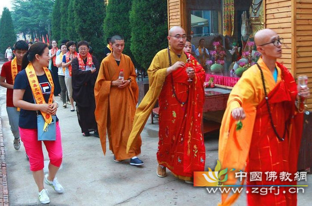 　　为祈祷世界和平、风调雨顺、国泰民安，以及超度荐拔先袓宗亲、历劫冤亲债主、男女孤魂等众，邯郸大乘玉佛寺于2017年6月22日隆重启建十方法界圣凡冥阳水陆空普度大斋胜会。为庄严法事礼请玉佛寺住持觉妙法师为法会主法。