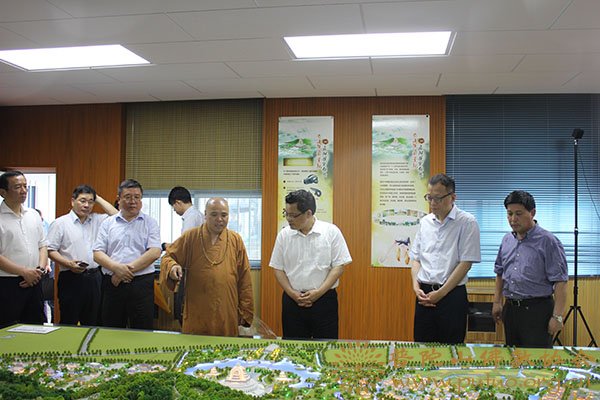 任振鹤部长听取项目规划设计情况介绍.JPG