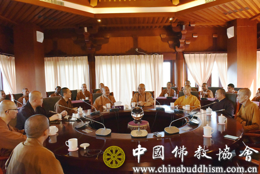 学诚会长在北京龙泉寺会见新加坡佛学院院长广声法师一行6.jpg