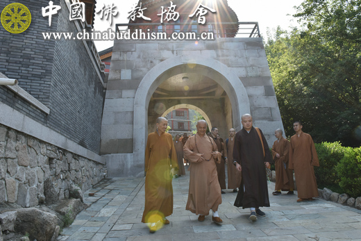 学诚会长在北京龙泉寺会见新加坡佛学院院长广声法师一行3.jpg