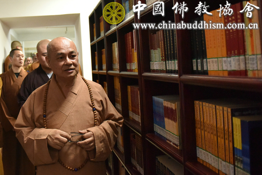 学诚会长在北京龙泉寺会见新加坡佛学院院长广声法师一行4.jpg