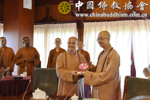 学诚会长在北京龙泉寺会见新加坡佛学院院长广声法师一行8.jpg