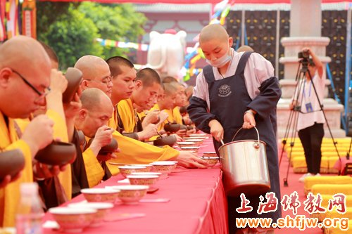 五百罗汉斋僧大法会.jpg