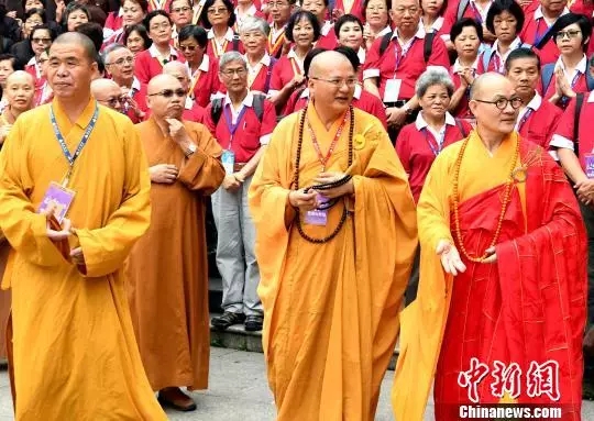 台湾中枥圆光寺方丈、圆光佛学院负责人释性尚大和尚(前右二),金门县佛教会荣誉理事长、海印寺方丈释性海大和尚(前左一)等率台湾佛教界四众弟子150余人,前往开元寺朝礼。.webp.jpg