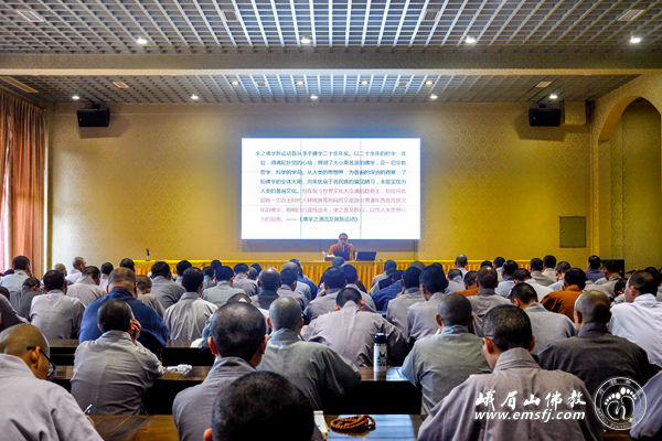 全体学僧听取慧因法师讲座.jpg