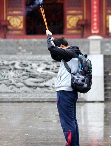 高考前夕 寺庙烧香祈福考生“金榜题名”.jpg