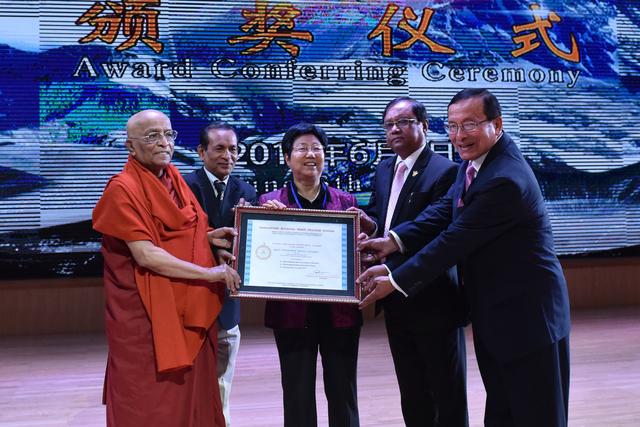 苏塔难陀长老为张连珍副主任颁奖(摄影:熊明月).jpg