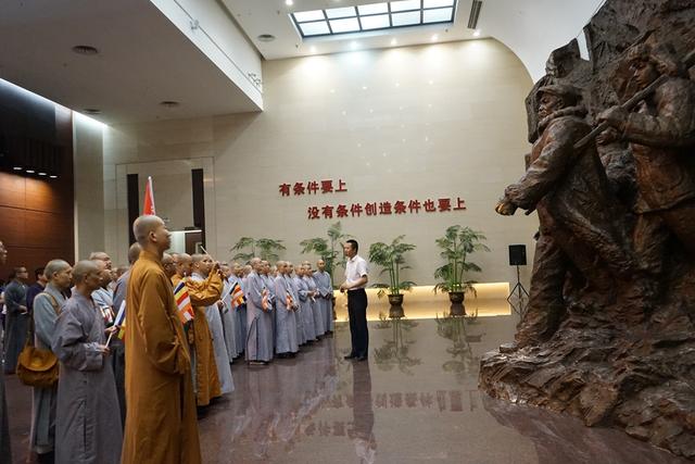 认真聆听,用心记录,用“铁人精神”鼓舞新时代学僧.jpg