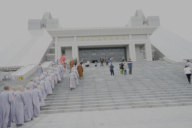 “哈佛”全体师生迈着整齐的步伐进入“铁人纪念馆”.jpg