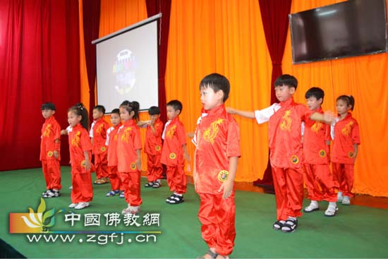 由天泽幼儿园演出自编自演的歌颂党的歌舞节目