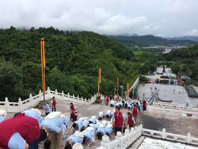 朝拜现场(摄影:东台弥陀寺).jpg