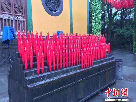 灵隐寺内可回收利用的电子蜡烛。 杨韵仪 摄.jpg