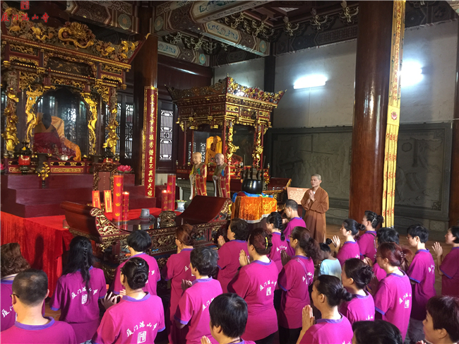 在觉隆法师和崇闲法师的带领下,护法们在六祖真身殿内绕佛、诵经祈福。.jpg
