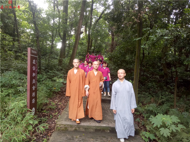 参学团在南华禅寺常住法师的带领下前往虚云老和尚舍利塔。.jpg