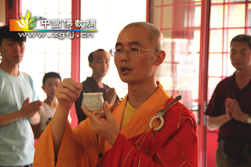 梵华法师引领大众唱赞.jpg