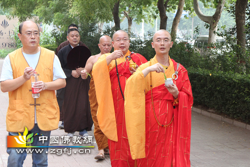 绕精舍一周 清净道场.jpg