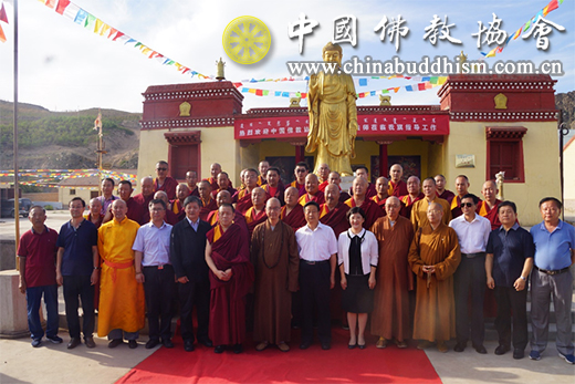 调研组与当地各级领导和喇嘛、法师在东升寺大雄宝殿前合影留念.jpg