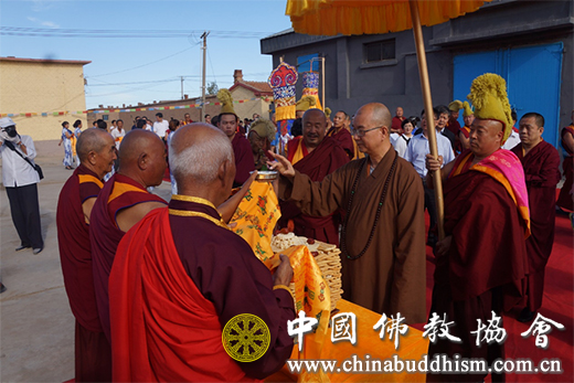 乌拉特后旗东升寺以传统礼仪热烈欢迎学诚会长一行.jpg
