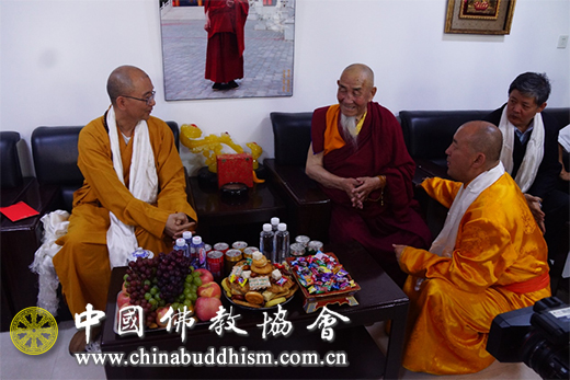 学诚会长与图布丹仁颇切亲切交谈.jpg
