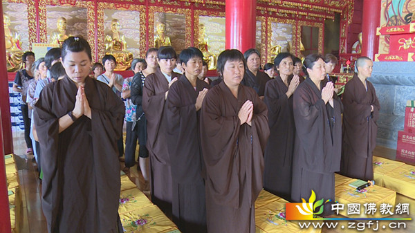 僧俗二众齐诵《大悲宝忏》.jpg