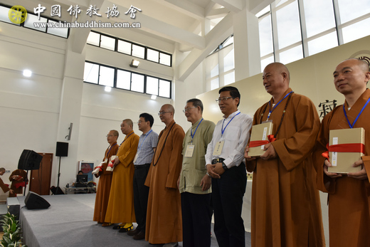 会上举行《人间佛教思想文库》丛书赠送仪式.jpg
