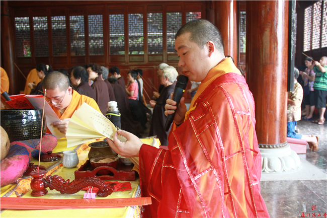 农历七月初一 鸿山寺常住恭诵《地藏经》并施放大蒙山3.jpg