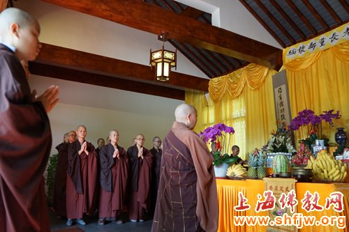 新量长老尼圆寂两周年敬祭法会 四众弟子虔诚祭拜3.jpg