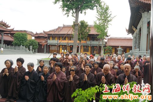 新量长老尼圆寂两周年敬祭法会 四众弟子虔诚祭拜5.jpg