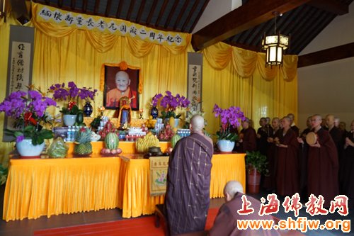 新量长老尼圆寂两周年敬祭法会 四众弟子虔诚祭拜2.jpg