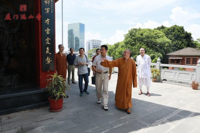 厦门市民宗局副局长陈国荣到鸿山寺关心指导工作1.jpg