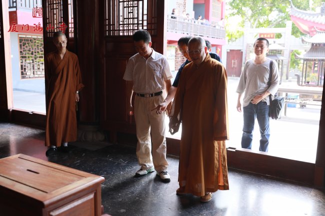 厦门市民宗局副局长陈国荣到鸿山寺关心指导工作2.jpg