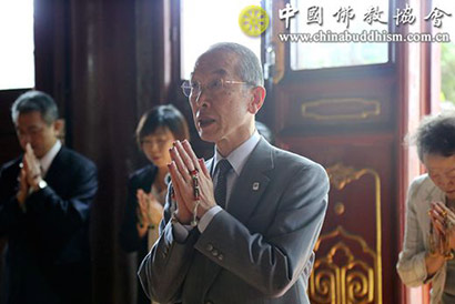 日本立正佼成会庭野日鑛会长一行在大雄殿礼佛(图片来源:中国佛教协会 摄影:段林燕).jpg