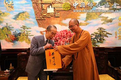 互赠礼品(图片来源:中国佛教协会 摄影:段林燕).jpg