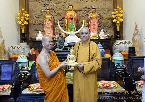 泰国拍蓬美提长老一行参访浙江普陀山.jpg