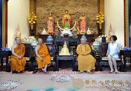 泰国拍蓬美提长老一行参访浙江普陀山.jpg